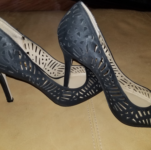 BCBG leather synthetic pump - Picture 3 of 7